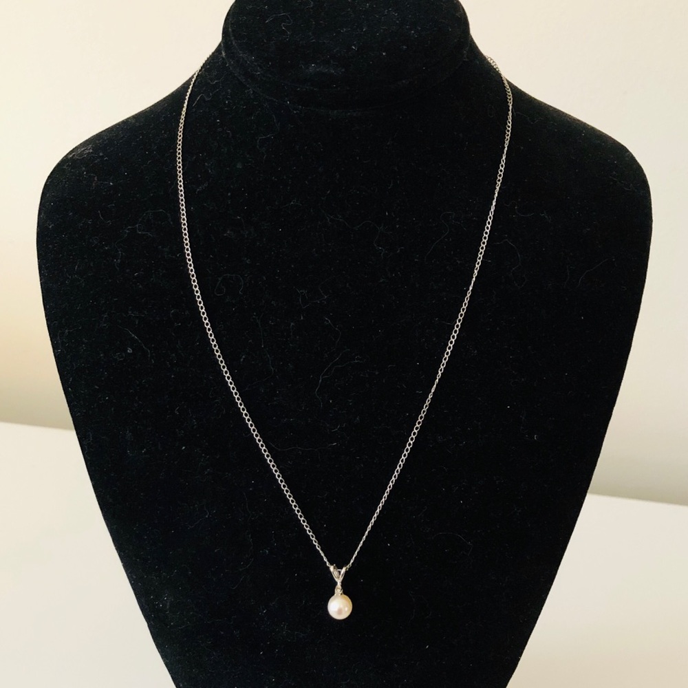 Necklace with Hanging Pearl